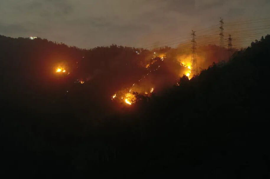 大疆无人机协助扑救深圳南山山火